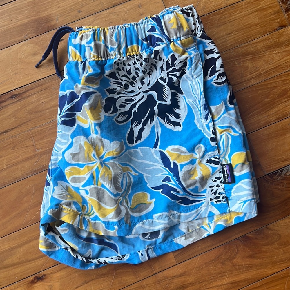 Patagonia Barely Baggies 2.5” inseam- like new🌺